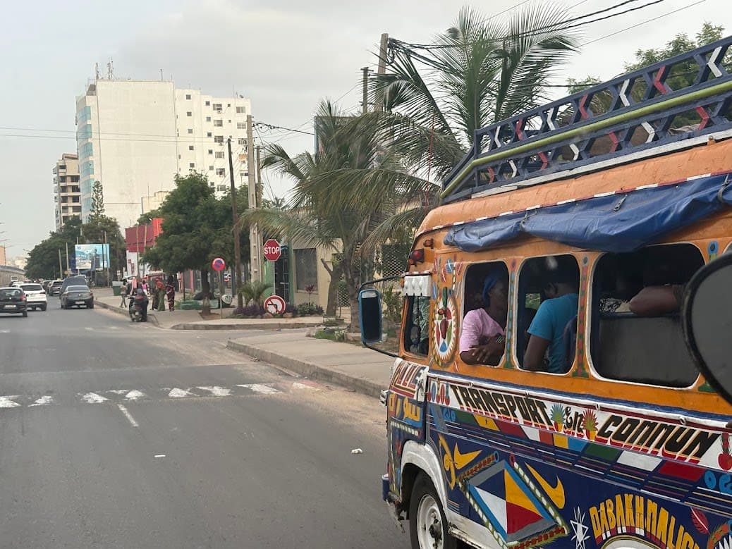 El calor traspasa los autobuses vibrates de Dakar.